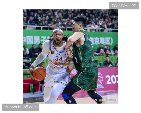 合法冲撞判罚要点：肩对肩、合理争抢且无推搡犯规